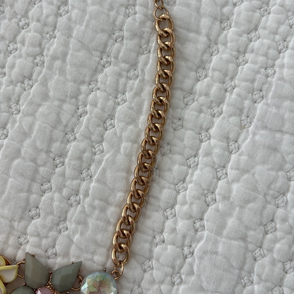 Floral necklace costume jewelry resin & plastic flowers & stones gold tone chain - Picture 4 of 6